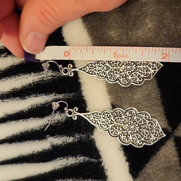 Silvery Vintage Carved Pattern Dangle Earrings - Picture 4 of 5